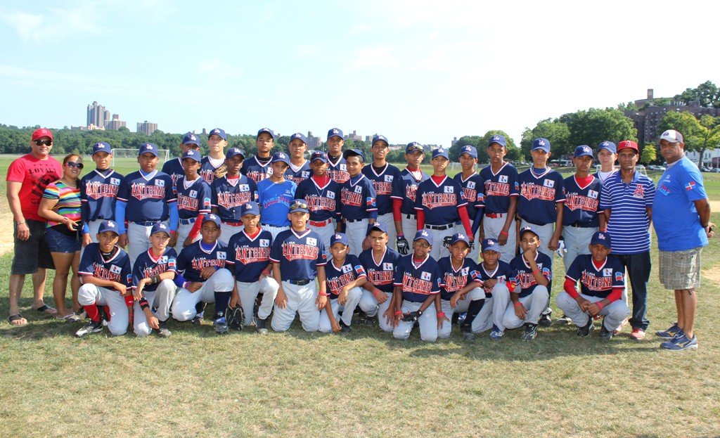 Integrantes de la delegación de béisbol mocana de la Liga Deportiva Antonio Concepción que han logrado 20 triunfos en su estadía en Nueva York